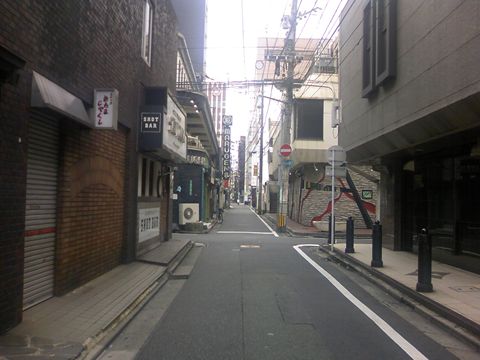 朝日が眩しい飲み屋街