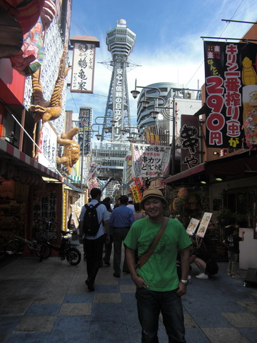 通天閣前にて。